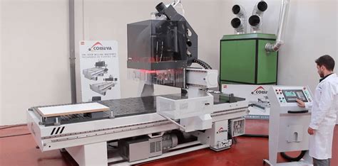 cnc houtbewerking machine|Een formaatzaag en andere machines voor CNC houtbewerking.